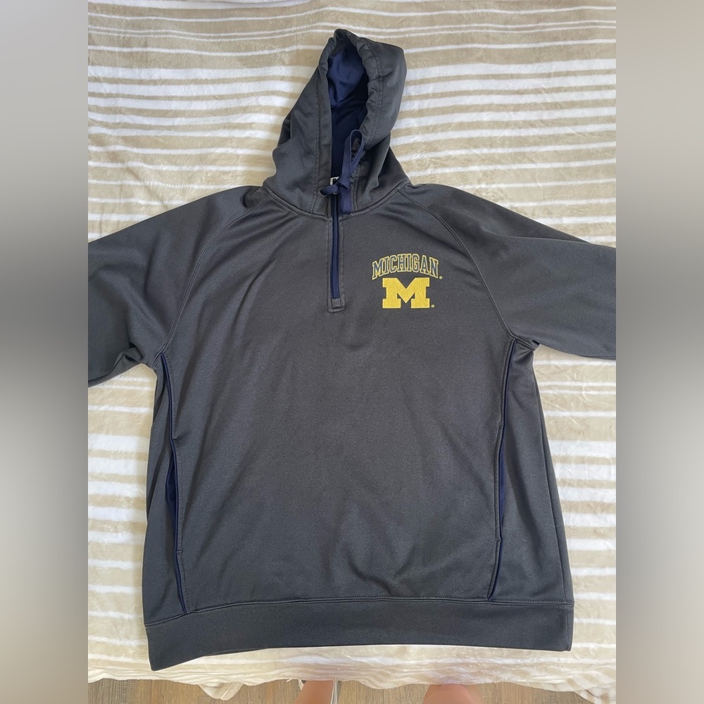 Men’s Large Michigan Hoodie.
